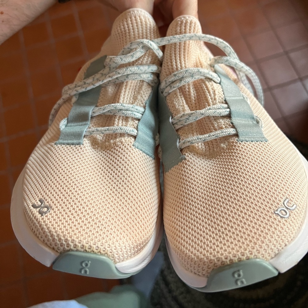 On Running Cloud Easy Women’s size 8